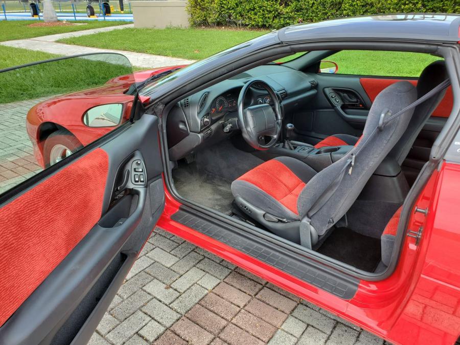 Интерьер Chevrolet Camaro SS (1710) 1996 года  (фото 56 из 101)